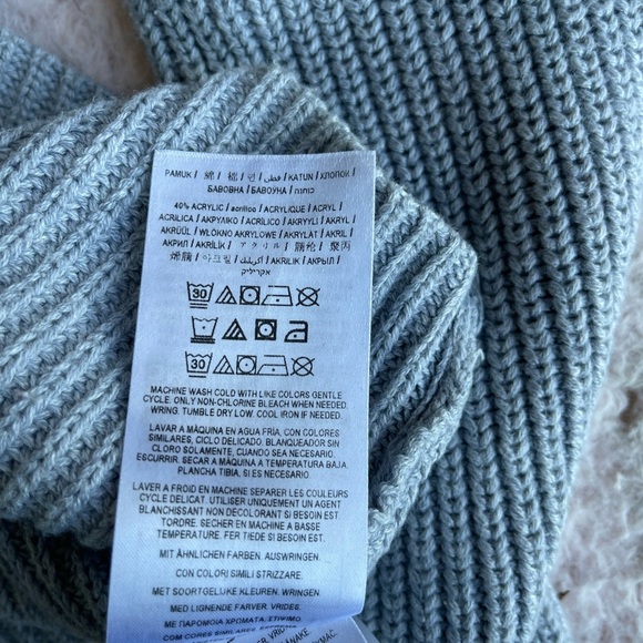 Guess Long Sleeve Ribbed Choker Sweater  top  Size XSmall Gray - Picture 9 of 10